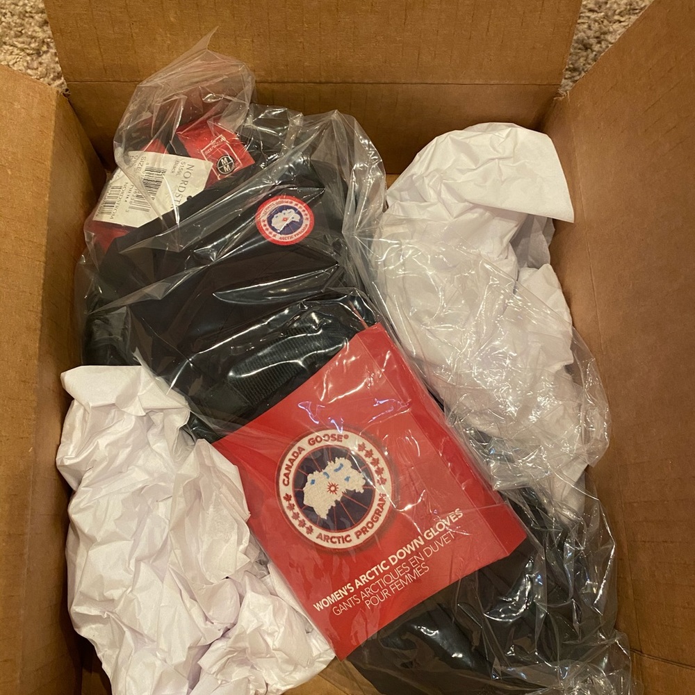 Canada Goose gloves (women)